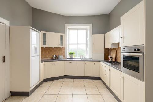 2 Bed Old Town Apartment - Next To Castle photo 12