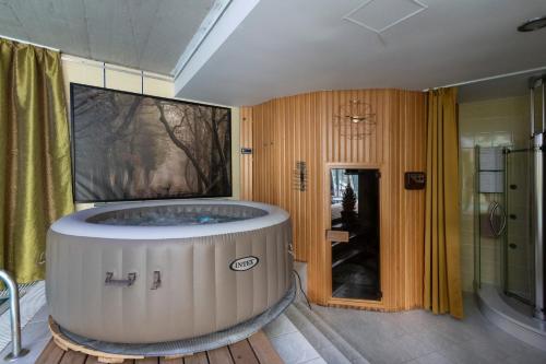 y baño con ducha y bañera grande. en Unique apartment with private pool, cinema, SPA, en Praga