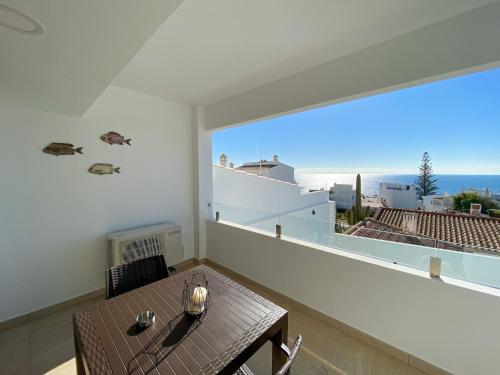 a balcony with a table and a view of the ocean at Estúdio com Fantástica Vista Mar - Praia da Luz in Luz
