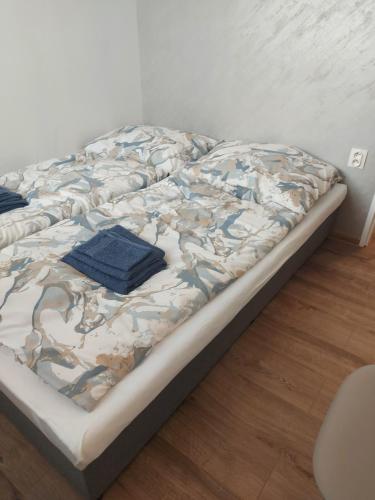 1 cama no hecha en una habitación con vistas a las faldas en Apartman Ella, en Teplička nad Váhom