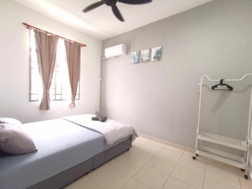 sypialnia z łóżkiem i wentylatorem sufitowym w obiekcie ₘₐcₒ ₕₒₘₑ Premium Suite 3R2B CorNer @Mount Austin 【TMN DAYA】 w mieście Johor Bahru