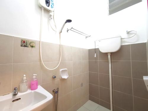 a bathroom with a shower and a sink at ₘₐcₒ ₕₒₘₑ Premium Suite 3R2B CorNer @Mount Austin 【TMN DAYA】 in Johor Bahru