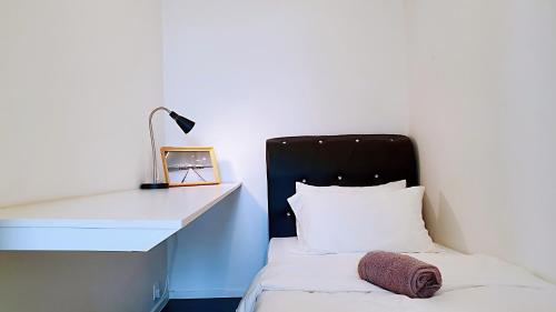 Кровать или кровати в номере Mont Kiara, Arcoris W chilled balcony and TV Box, BeachHolidayHome