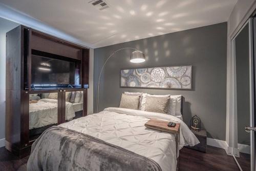 ein Schlafzimmer mit einem Bett und einem Tisch darauf in der Unterkunft Modern Home! Pool & Jacuzzi (30% off for longterm) in Las Vegas
