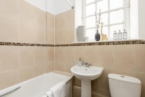 2 BR Royal Mile Apartment photo 11