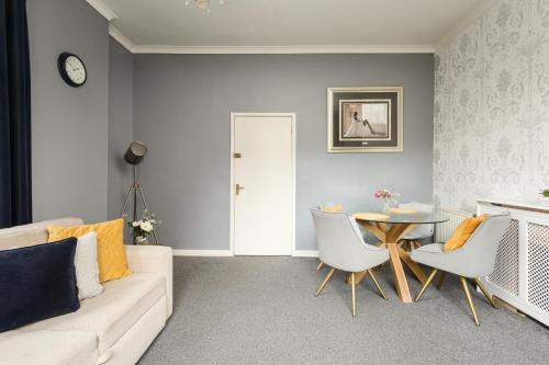 2 BR Royal Mile Apartment photo 4