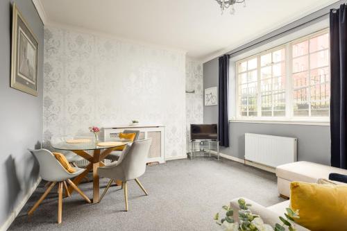 a living room with a table and chairs at 2 BR Royal Mile Apartment in Edinburgh