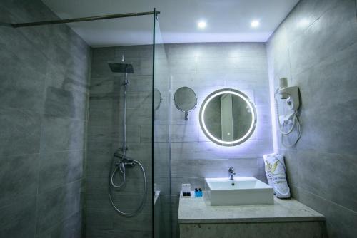 Koupelna v ubytování Suites Hôtel Les Charmilles & Spa