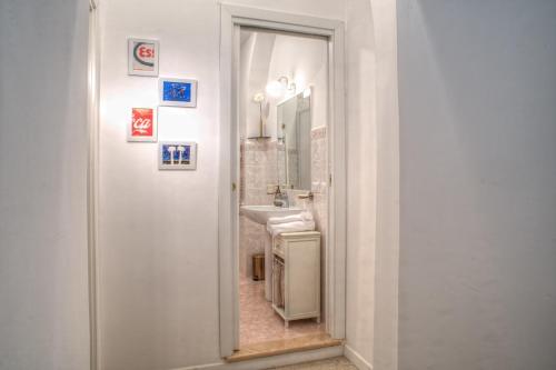 bagno con lavandino e specchio di Romance al Colosseo a Roma