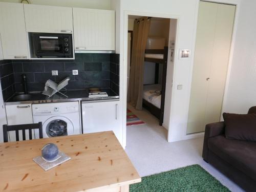 una pequeña sala de estar con cocina y sala de estar. en Studio Valloire, 1 pièce, 4 personnes - FR-1-263-436, en Valloire