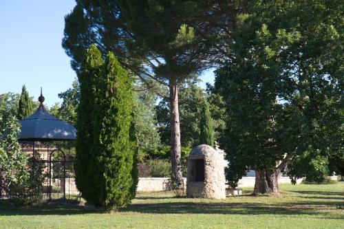 un cenador en un parque con una gran vegetación en gîte Mas Antinea, en Mazan