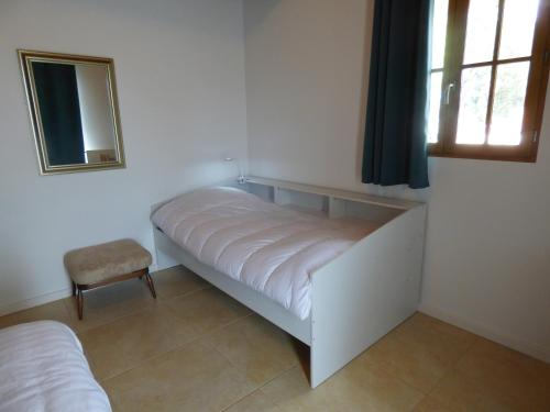 um quarto com uma cama, um espelho e uma cadeira em Escale Vendéenne - Chambre d'hôtes Vendée Globe em Saint-Révérend