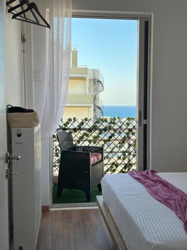 1 dormitorio con 1 cama y balcón con vistas al océano en Sakura Dntwn, en Heraclión
