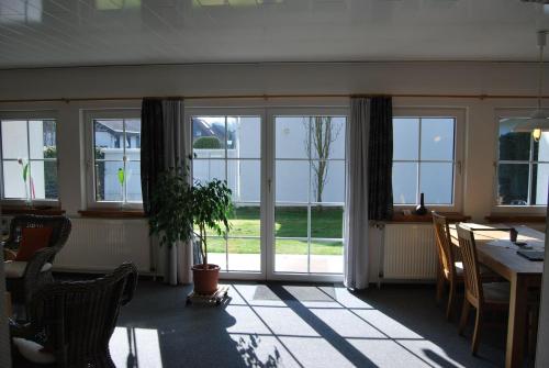 WalkenriedにあるFerienwohnung-Stricker-1-1のリビングルーム(テーブル、椅子、窓付)