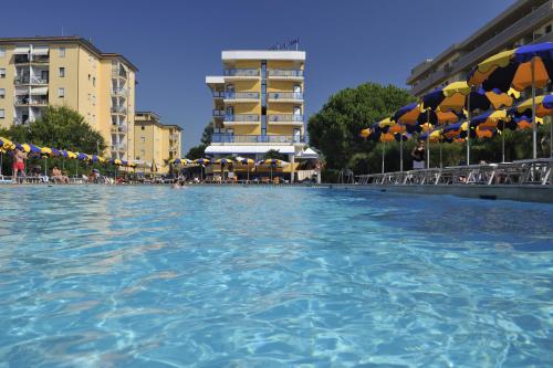Bazén v ubytování Hotel Bellevue nebo v jeho okolí