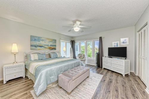 Ένα ή περισσότερα κρεβάτια σε δωμάτιο στο Longboat Key Cedars Beach House-Pet Friendly-2 Minute To The Beach