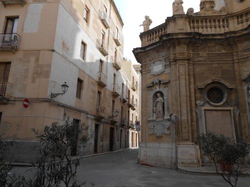 an alley between two buildings in a city at Appartamento Giglio in Trapani
