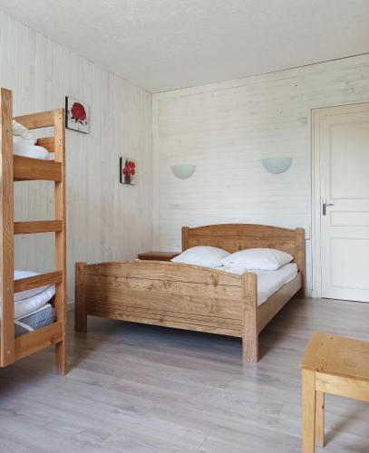 a bedroom with a bed and a bunk bed at Gîte La P'tite Fugue in Mareuil-sur-Cher