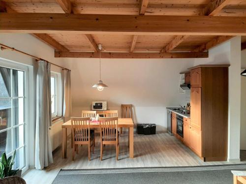 - une cuisine et une salle à manger avec une table et des chaises dans l'établissement Ferienwohnung-Stricker-Typ-B-Balkon-2-2, à Walkenried
