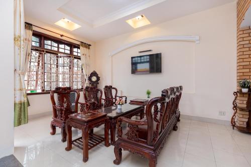 une salle à manger avec une table et des chaises dans l'établissement Victory Villa 82 - Gần Biển Bãi Trước, à Vung Tau