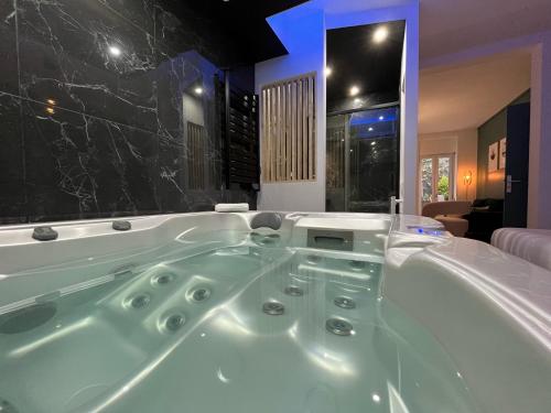 漢斯的住宿－CK Suite & Spa Reims，客房内的大浴缸
