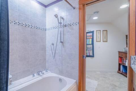 阿納科特斯的住宿－Sunrise Suite on the Sound，带淋浴和浴缸的浴室