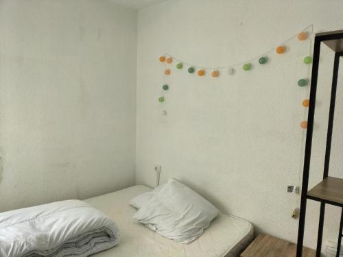 een slaapkamer met een bed en een garland aan de muur bij T2 sur le port avec parking in Gruissan