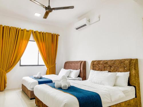 2 Betten in einem Zimmer mit gelben Vorhängen in der Unterkunft Tamu Place 3-Bedroom Serviced Apartment with Pool in Kuala Terengganu