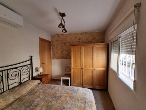 ein Schlafzimmer mit einem großen Bett und einem Fenster in der Unterkunft Loft Blanco in L'Ametlla de Mar