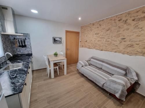 un soggiorno con divano e tavolo di Loft Blanco a L'Ametlla de Mar