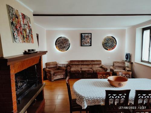 een woonkamer met een tafel en een open haard bij CasaVacanze Salza nel Borgo in Sutri