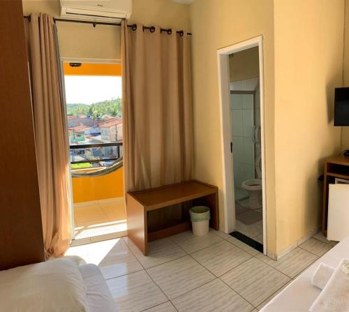 een slaapkamer met een badkamer met een douche en een toilet bij Pousada Praia Dos Encantos in Japaratinga