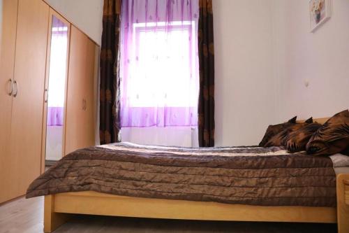 Llit o llits en una habitació de Lana Lo Apartments