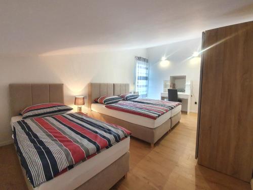1 dormitorio con 2 camas en una habitación en Apartments Dragica, en Poreč