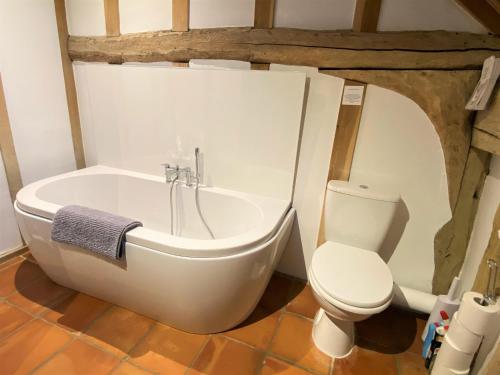 A bathroom at Brundish Suffolk Large 4-Bed Barn Stunning!