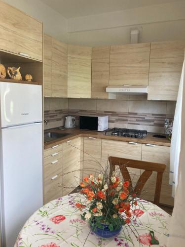 une cuisine avec une table avec un vase de fleurs dessus dans l'établissement Casa Isidoro, à Valle Gran Rey