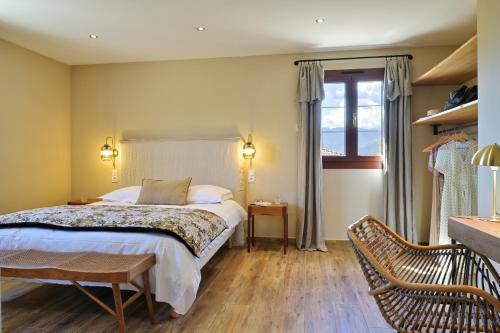 um quarto com uma cama e uma janela em COCO em Venaco