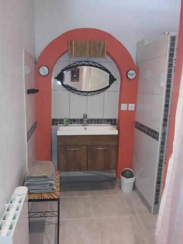 W łazience znajduje się umywalka i lustro. w obiekcie Le Clos des Dryades s w mieście Vers