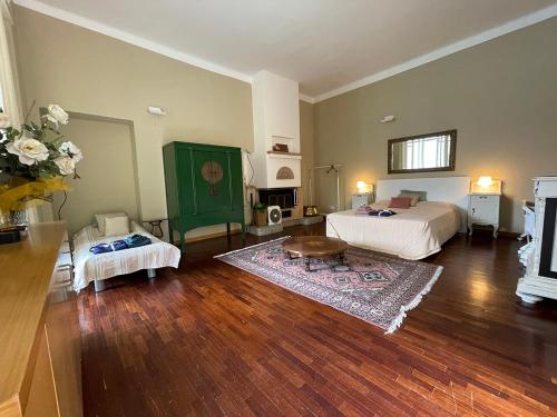 Habitación grande con 2 camas y chimenea. en Lake Como Villa Ines Junior Apartment, en Faggeto Lario 
