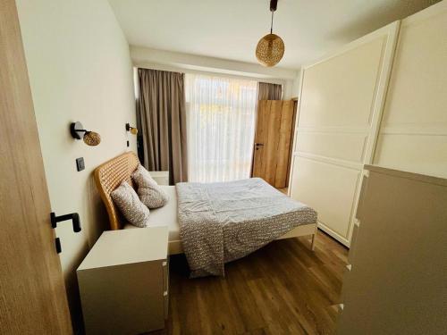 - une petite chambre avec un lit et une fenêtre dans l'établissement Residential area - quiet place, à Bruxelles