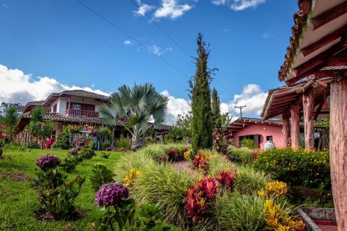 a garden in front of a house at Hotel Estorake San Agustin Huila in San Agustín