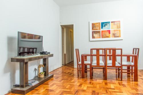 Habitación con sillas y mesa con espejo. en Apartamento completo na praia de COPACABANA, 3 SUITES , em andar alto com vista mar, ar ,wifi, tv canais a cabo, pauloangerami MVC18, en Río de Janeiro