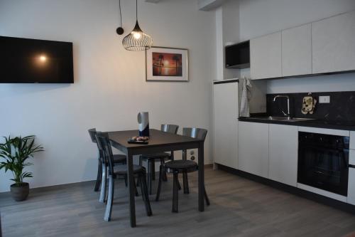 a kitchen with a table and chairs in a room at Appartamento La Rosa Dei Venti in Civitanova Marche
