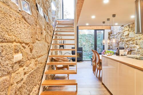 una escalera que conduce a la cocina y al comedor de una casa en La casita de Singulis, en Cangas de Morrazo