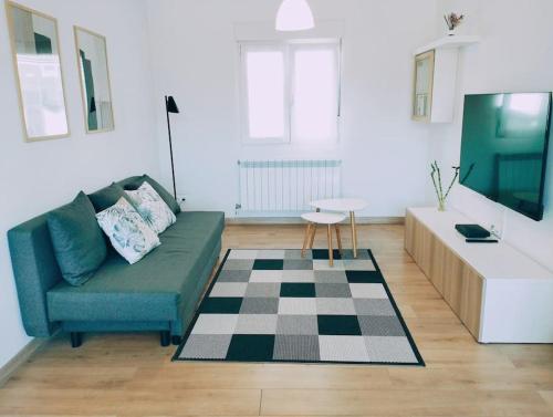 a living room with a couch and a table at Precioso apartamento en Pamplona junto al centro in Pamplona