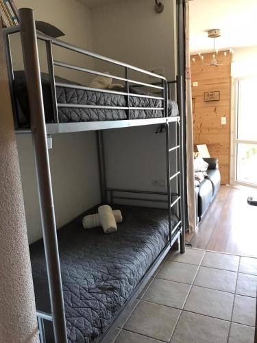 quelques lits superposés dans une chambre dans l'établissement Le Lougo, à Gérardmer