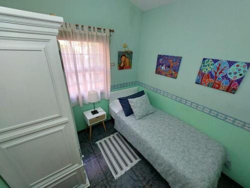 フロンテーラにあるMi Jardinの小さなベッドルーム(ベッド1台、窓付)