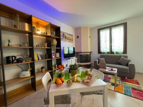 a living room with a table with fruit on it at MalaMù BnB Eventi in Rigosa