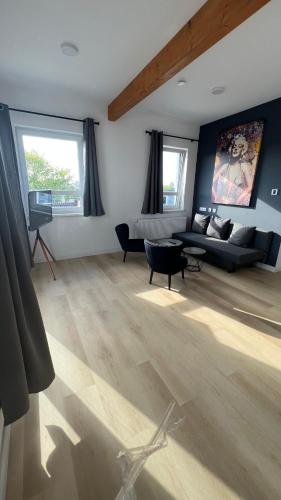 ein Wohnzimmer mit einem Sofa und einem Tisch in der Unterkunft My Apartment im Bremer Viertel in Bremen