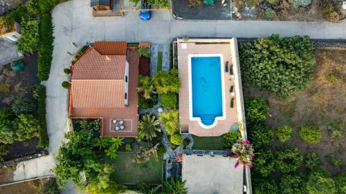 una vista aérea de una casa con piscina en Mi Jardin, en La Frontera